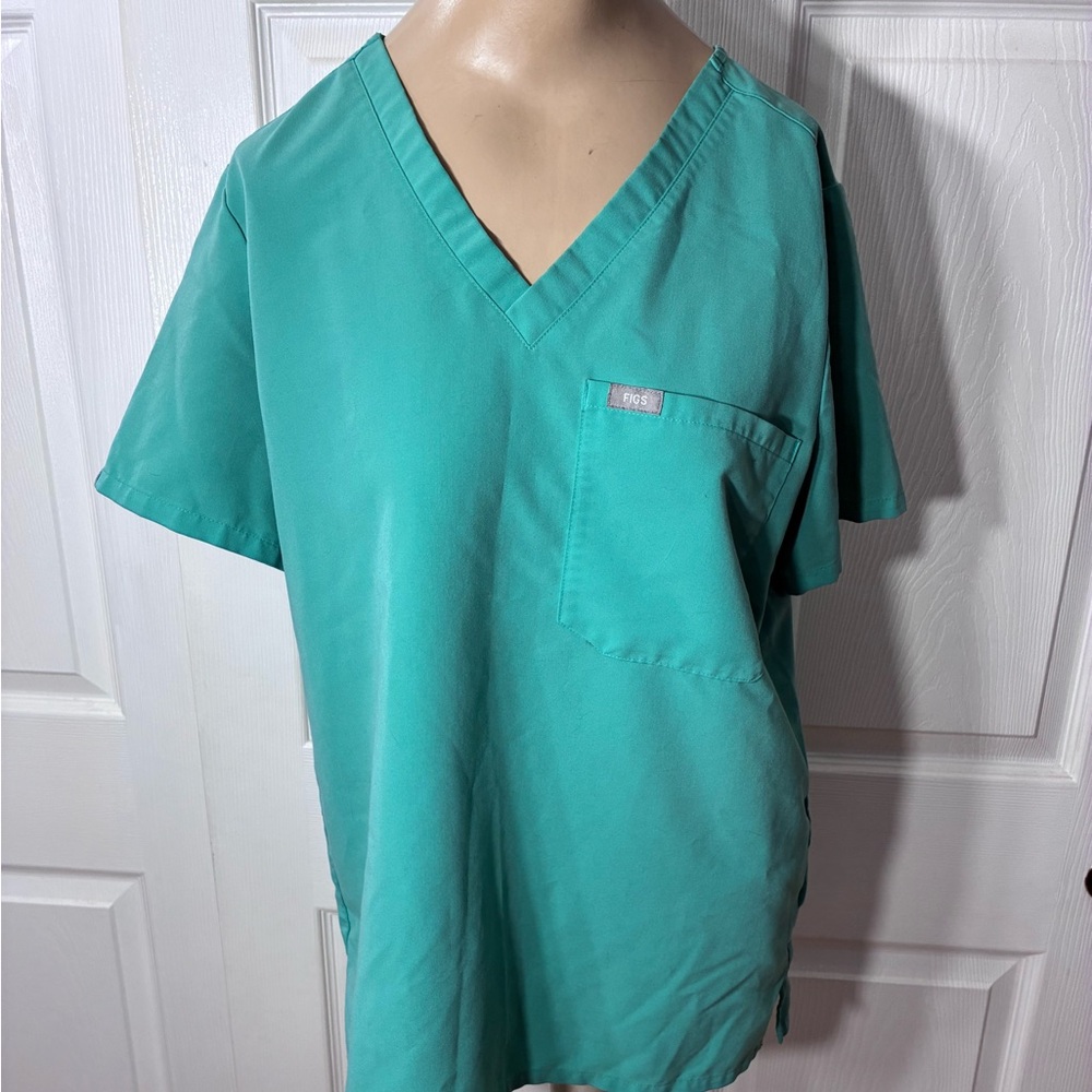 FIGS size medium Surgical green Catarina one pocket scrub top